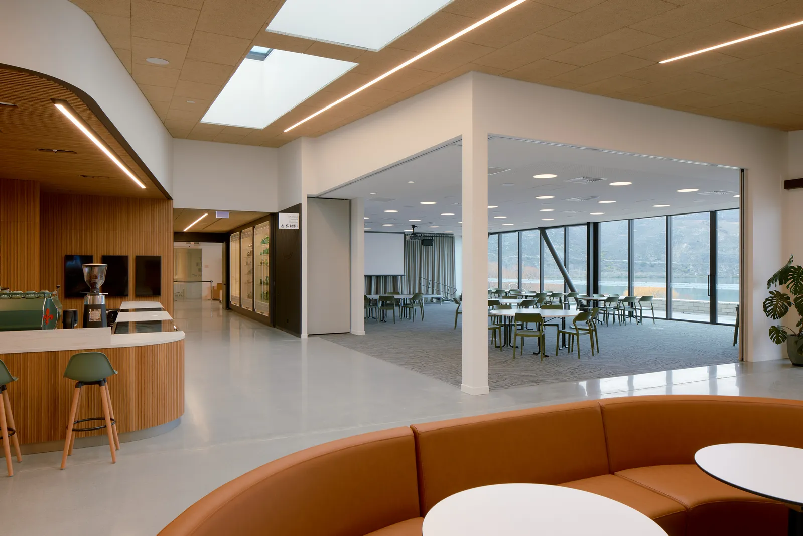 Cromwell Memorial Hall — view 4