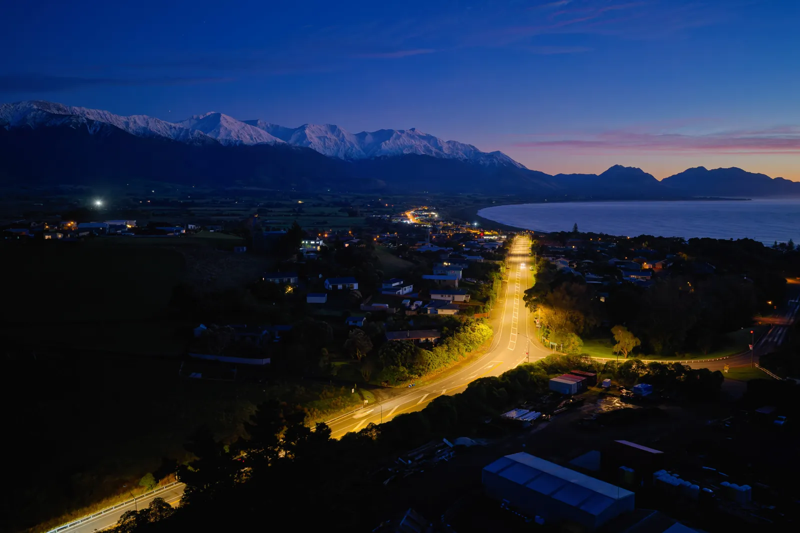 Outdoor architectural building lighting